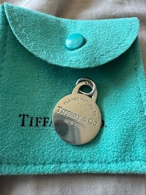 Tiffany&Co This is a Return to Tiffany™ round 925 Silver tag pendant